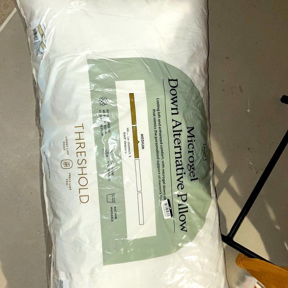 THRESHOLD MICRO-GEL DOWN ALTERNATIVE PILLOW